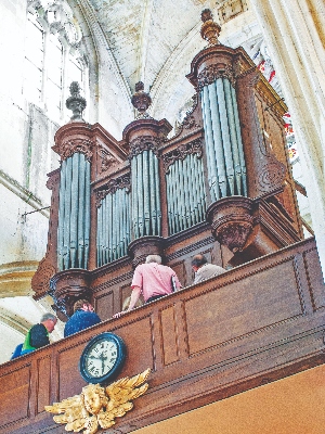1739 Louis-Alexandre Clicquot organ at Houdan, France